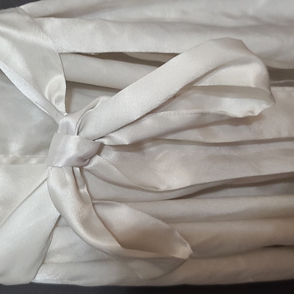 Intimo Amore Belted Robe Off White Satiny Lace Insets Pockets. Size M EUC - Picture 3 of 10